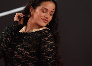 Rosalía enamora con asombroso vestido de encaje negro en los Latin Grammy 2023