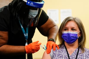 Vacunados en EU ya no tienen que usar cubrebocas en interiores