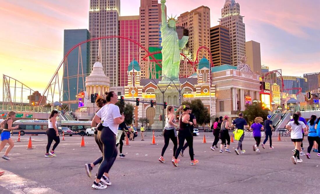 The Strip se convirtió en una pista para los atletas en Rock N’ Roll Running Series Las Vegas. Foto: Pamela Benítez/Vive USA