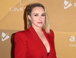 Actriz de ‘Malcolm el de en medio’ se luce con la tendencia ‘sin pantalón’ en gala