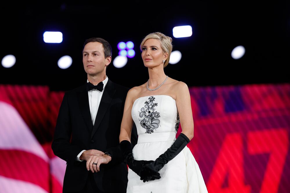 Ivanka Trump se inspira en Audrey Hepburn y luce el vestido perfecto en el Baile de la Libertad. Foto: EFE