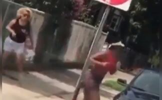 Acusan a mujer por crimen de odio e insultos raciales en NY