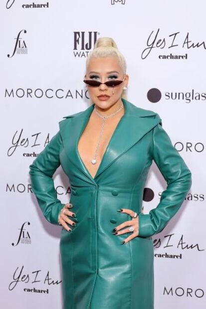 Christina Aguilera seduce en alfombra roja con gabardina de cuero braless