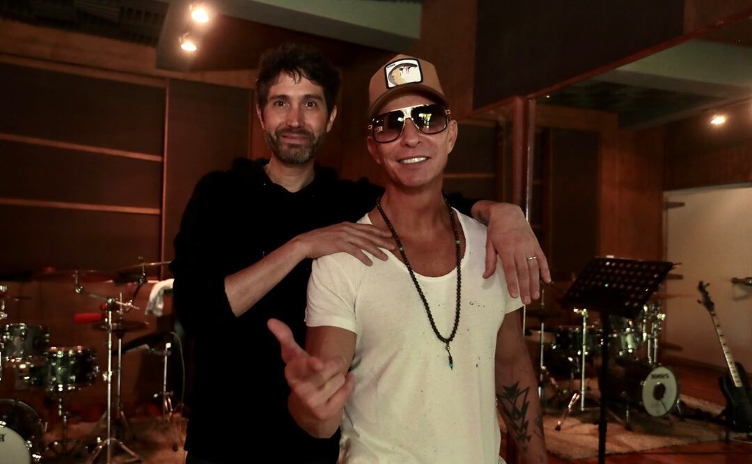 Los cantantes y compositores Benny Ibarra y Erik Rubin participan en la obra musical de Vaselina. Foto: El Universal / Francisco Rodríguez