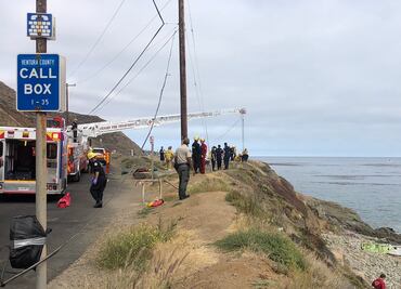 Muere familia tras ser alcanzada por ola en playa de California