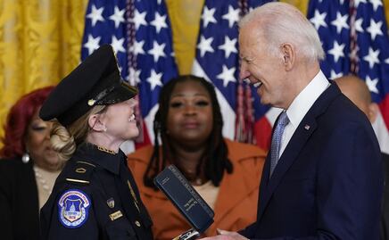Joe Biden honra a policías y funcionarios en aniversario de asalto al Capitolio