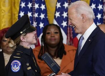 Joe Biden honra a policías y funcionarios en aniversario de asalto al Capitolio