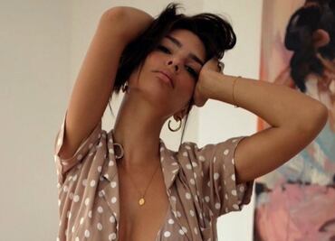 Emily Ratajkowski presume cintura diminuta con crop top