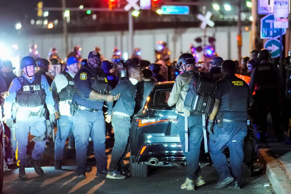 ¡Gas lacrimógeno y arrestos! Así reprimieron protesta por migrantes en Nueva Jersey(Photo by EDUARDO MUNOZ / AFP)
