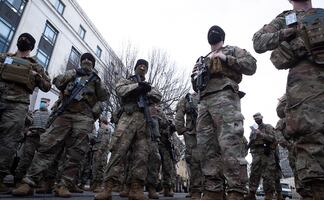 El FBI detiene a exsoldado por instar a atacar a trumpistas