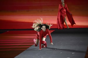 Belinda sufre aparatosa caída en desfile de L'Oréal en París y Anitta la rescata; “lució como una diosa”