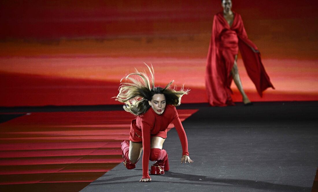 Belinda sufre caída en desfile de L’Oreal en París y Anitta la rescata; “lució como una diosa” Foto: JULIEN DE ROSA / AFP
