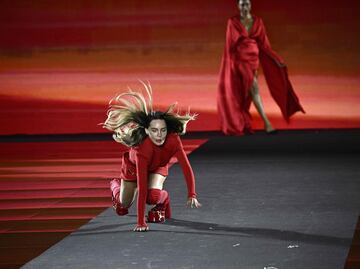 Belinda sufre aparatosa caída en desfile de L'Oréal en París y Anitta la rescata; “lució como una diosa”