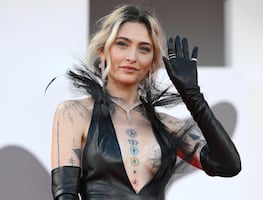 Paris Jackson roba miradas en París: vestido con abertura y joyería de lujo en desfile de Tom Ford