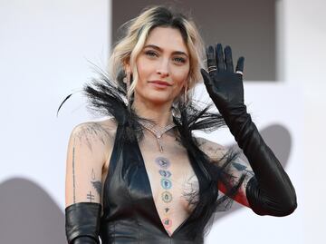 Paris Jackson roba miradas en París: vestido con abertura y joyería de lujo en desfile de Tom Ford