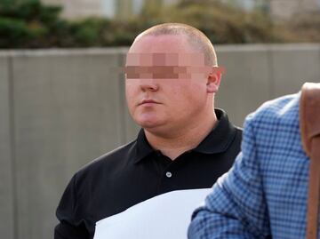 “No la escupas”: Policía de Estados Unidos obliga a latino a beber su propia orina