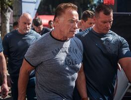 Schwarzenegger recuerda el pasado nazi de su padre y esto opina