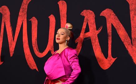 Christina Aguilera impacta con falda satinada en estreno de Mulán