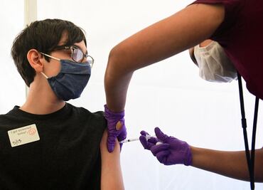 Arrestan a mujer en Nueva York por vacunar a adolescente sin permiso