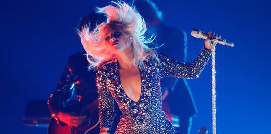 Video. Lady Gaga cae del escenario durante baile con fan