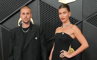 Hailey Bieber se luce en lencería en medio de la nieve y sorprende con fotografías