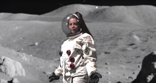La NASA adapta canción de Ariana Grande para promocionar misión lunar