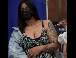 Vacunas anticovid de Pfizer o Moderna NO hacen crecer los senos