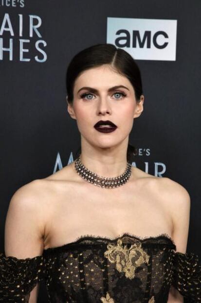 Alexandra Daddario conquista con vestido de transparencias y escote