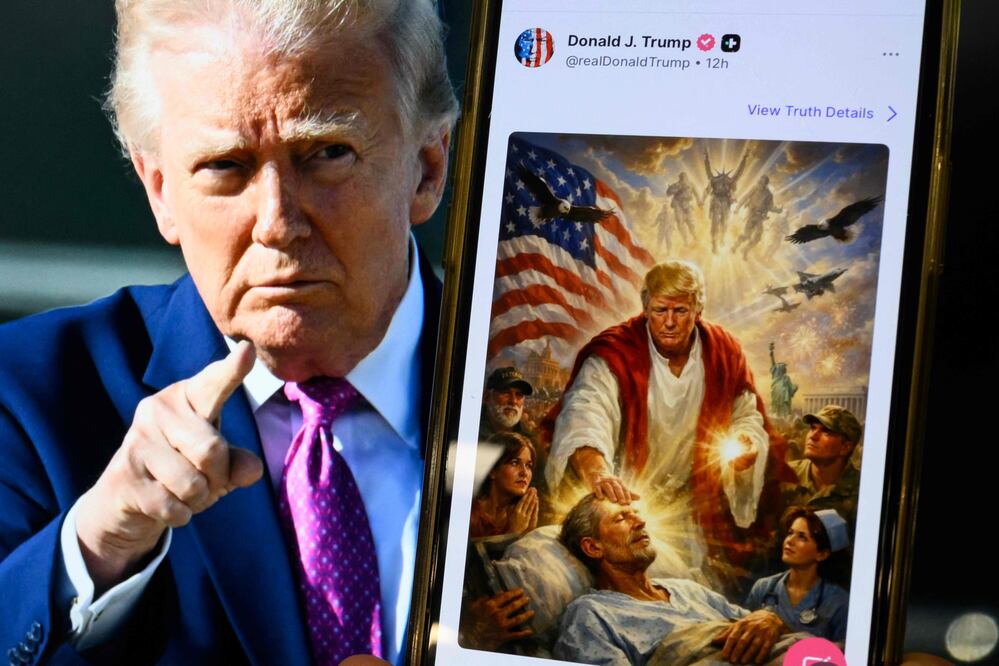 “Soy como médico”: Donald Trump justifica imagen como Jesús y desata nueva polémica. (Photo by Mandel NGAN / AFP)