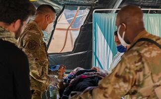 Al menos tres bebés han nacido en evacuaciones de Afganistán