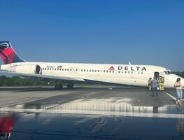 Milagro en el aire: Avión de Delta aterriza sin su tren de aterrizaje en Carolina del Norte