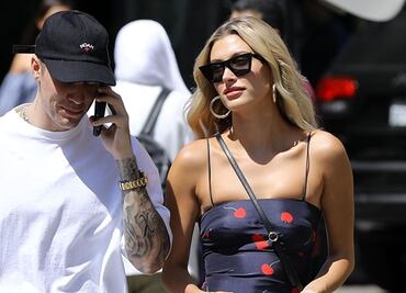 Hailey Bieber deslumbra con minivestido azul en Hollywood