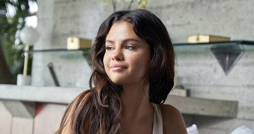 Selena Gomez deslumbra con belleza en minivestido