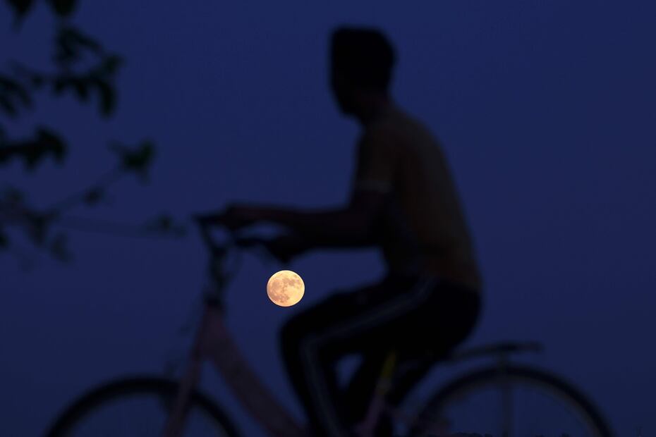 Superluna Azul (Photo by MOHAMMED ABED / AFP)