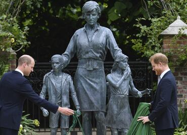Harry y William develan estatua de su madre, la princesa Diana