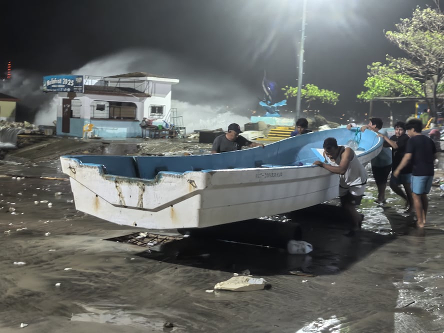 Huracán Erick deja lluvias torrenciales y alerta por deslaves en Oaxaca y Guerrero. El Universal / Edwin Hernández