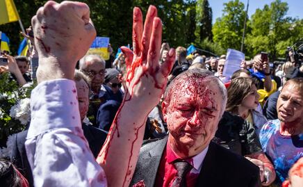 Video. Atacan a embajador ruso en Polonia; le arrojan pintura roja