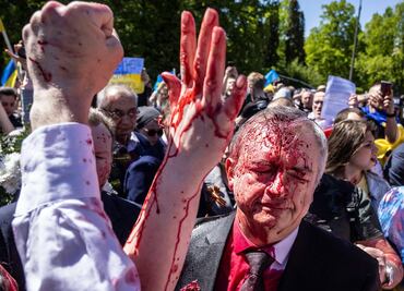 Video. Atacan a embajador ruso en Polonia; le arrojan pintura roja