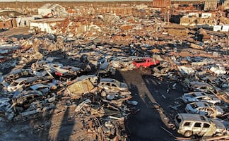 Más de 30 tornados azotaron a varios estados de EU en horas; suman 78 muertos