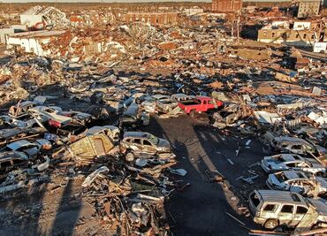 Más de 30 tornados azotaron a varios estados de EU en horas; suman 78 muertos