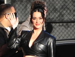 Katy Perry se luce con crop top y pantalones de cuero negro en Hollywood