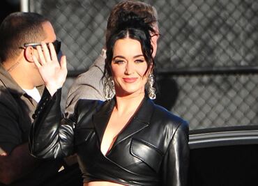 Katy Perry se luce con crop top y pantalones de cuero negro en Hollywood
