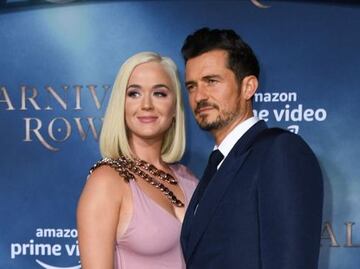 Katy Perry deslumbra con vestido rosa en estreno junto a Orlando Bloom