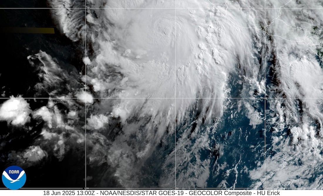 Trayectoria del huracán Erick hoy: alerta máxima en Acapulco, Guerrero y Oaxaca por vientos y marejadas. (NOAA via AP)