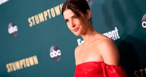 Cobie Smulders conquista Los Ángeles con minivestido rojo strapless