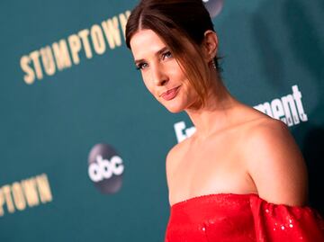 Cobie Smulders conquista Los Ángeles con minivestido rojo strapless