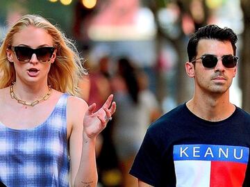 Sophie Turner luce piernas tonificadas con minivestido en Nueva York