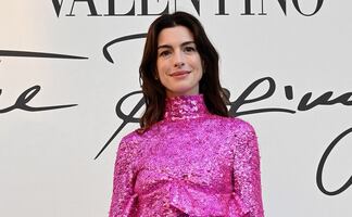 Anne Hathaway roba corazones en Roma con minivestido de Barbie