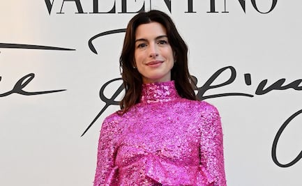 Anne Hathaway roba corazones en Roma con minivestido de Barbie