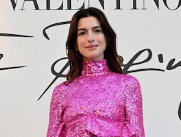 Anne Hathaway roba corazones en Roma con minivestido de Barbie